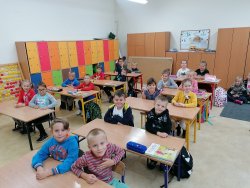 Dzieci słuchają prelekcji o bezpieczeństwie w klasie.