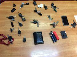 Skradzione komplety kluczyków, telefon komórkowy oraz portfel z dokumentami.